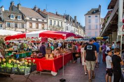 Gente al mercato all'aperto di Beaune, Borgogna, Francia - © Nigel Jarvis / Shutterstock.com