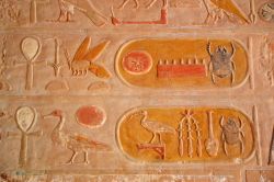 Splendidi geroglifici dai colori ancora accesi all'interno del Tempio di Hatshepsut, presso Luxor (Egitto).
