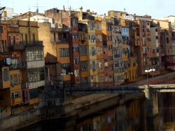 Le "casas penjades" (in italiano: "appese"): è questo il nome con cui sono comunemente conosciute le vecchie case del centro storico affacciate sul fiume Onyar.