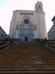 Girona, la cattedrale: raggiungere l'ingresso della cattedrale di Santa Maria è tutt'altro che semplice, considerando l'enorma scalinata che dalla piazzetta conduce al portone ...