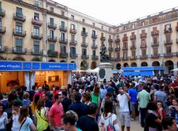 Plaza Independencia, Girona: qui ogni anno, l'ultimo fine settimana di maggio, si tiene un'iniziativa nota come "Tocs de Vi de l'Empordà". SI tratta di un evento ...