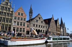 Graslei, Gent: siamo nel luogo più affollato della città, dove gli studenti sono soliti sedersi lungo il fiume a chiacchierare e a godersi il sole, mentra le barche conducono i ...