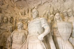 Gruppo scultoreo al Museo Nazionale Skanderbeg di Tirana, Albania. Rappresenta i soldati guidati dall'eroe nazionale Giorgio Castriota.

