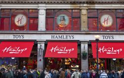 Hamleys Toys a Londra, Inghilterra. E' il negozio di giocattoli più grande e fornito al mondo: sette piani divisi per genere con videogames, rompicapo, giochi classici e molto altro. ...