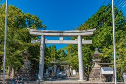 Haritsuna Shrine al castello di Inuyama nella prefettura di Aichi, Giappone.  L'ingresso a uno dei santuari che trovano spazio nella fortezza cittadina  - © Takashi Images ...