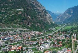 La città di Hone fotografata dal Forte di Bard in Valle d'Aosta - © Naeblys / Shutterstock.com