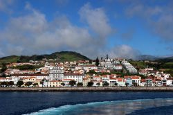 Horta, capitale dell'isola di Faial, vista da un traghetto, Portogallo.




