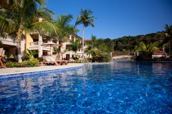 Hotel a Roatan, Honduras - Negli ultimi anni il turismo è diventato la principale fonte di sostentamento di quest'isola grazie anche a belle strutture ricettive e alberghiere che ...
