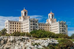 L'Hotel Nacional de Cuba si trova nel quartiere del Vedado (L'Avana), proprio di fronte al Malecòn. - © Matyas Rehak / Shutterstock.com