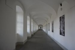 I lunghi corridoi dell'abbazia Einsiedeln, Canton Svitto (Svizzera).
