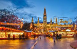 I mercatini di Natale a Vienna davanti alla Rathaus, ...