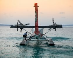Un idrovolante nelle acque dell'Atollo di Raa (Maldive). Questi mezzi sono i più usati per spostarsi tra l'aeroporto d Malé e i resort negli atolli - foto © Jag_cz ...