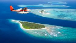 Idrovolante in volo sulle Maldive, sopra ad alcuni atolli minori 