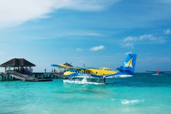 Idrovolanti presso il molo di un'isola dell'atollo ...