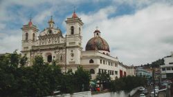 L'Iglesia Los Dolores a Tegucigalpa, Honduras, con i suoi due campanili e la grande cupola.
