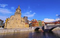 L'Iglesia de San Antón fu costruita alla fine del XV secolo nel centro di Bilbao ed è la chiesa simbolo della città basca - foto © Karol Kozlowski / Shutterstock ...