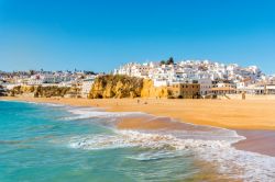 Il bianco borgo marinaro di Albufeira e la spiaggia dorata dell'Algarve, Portogallo