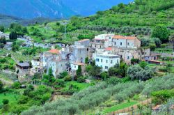 Il borgo di Borgio Verezzi, provincia di Savona, Liguria. Un tempo si chiamava Burgus Veretium o più semplicemente Veretum - © maudanros / Shutterstock.com