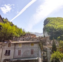 Il borgo di Equi Termi sovrastato da un rupe calcarea delle Alpi Apuane, Toscana