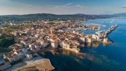 Il borgo di Saint-Tropez visto dall'alto, Costa Azzurra (Francia): divenne celebre a partire dagli anni '50 quando fu scelto come set per il film "Piace a troppi" che lanciò ...