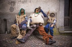 Il borgo di Schignano e le sue particolari maschere di Carnevale - © Restuccia Giancarlo / Shutterstock.com