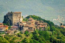 Il Borgo di Tenno e il suo castello, Trentino Alto Adige (Italia)