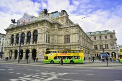 Il Bus Vienna Sightseeing davanti all'Opera House sul Ring. - © bogdan ionescu / Shutterstock.com