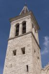 Il campanile della cattedrale di Santa Maria Assunta a Spoleto, Umbria. La torre campanaria duecentesca, più volte rimaneggiata, ha pianta quadrata e termina con una cuspide ottagonale.
 ...