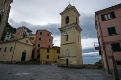 Il campanile della chiesa di San Lorenzo a Manarola, Cinque Terre, Liguria.
