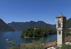 Il campanile romanico di Ossuccio, capolavoro medievale sul Lago di Como - © Tatagatta / Shutterstock.com