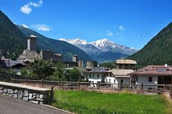 Il Castello di  San Michele  e il borgo di Ossana in Trentino