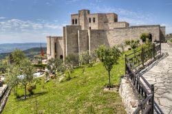 Il castello di Kruja, Albania: alla fine del XII° secolo raggiunge la forma completa diventando un centro delle guarnigioni bizantine.




