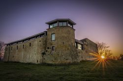 Il castello di Riccione al tramonto, Emilia Romagna. Costruito nel XIII° secolo dalla famiglia fiorentina degli Agolanti in esilio, il castello si è rivelato un importante baluardo ...