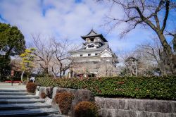 Il celebre castello di Inuyama, Giappone, l'unico superstite dei dodici costruiti prima del periodo Edo. Sulla sinistra, il cartello in legno reca la scritta "vietato fumare".

 ...