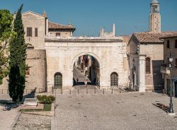 Il centro storico di Fano: l'arco di Augusto uno dei monumenti cittadini - © Giorgio Morara / Shutterstock.com