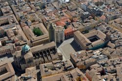 Il centro storico di Parma dall'alto: La Cattedrale, il Battistero, il Palazzo Vescovile e la Piazza Duomo