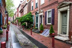 Il centro storico di Philadelphia, Pennsylvania (USA). Una bella immagine di Elfreth's Alley, considerata la più antica strada residenziale della nazione (risale al 1702).



 ...