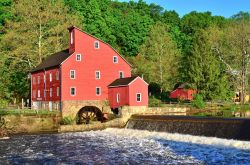 Il Clinton Mill nella cittadina di Clinton, New Jersey. Questo mulino per il grano si trova lungo il fiume Raritan: la sua costruzione risale al 1810.
