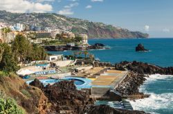 Il complesso balneare di Ponta Gorda a Funchal, isola di Madeira, Portogallo - © PETE HOLYOAK / Shutterstock.com