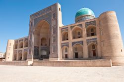 Il complesso della scuola coranica di Mir i Arab, nel centro di Bukhara in Uzbekistan - © Sofy / Shutterstock.com
