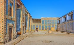 Il cortile dell'harem di Palazzo  Tash Hauli con le tipiche piastrelle verdi: siamo nella cittadella di Khiva (Uzbekistan) - © eFesenko / Shutterstock.com
