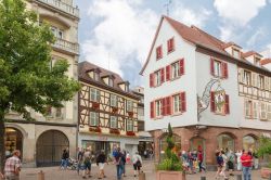 Il cuore della città vecchia di Colmar, Francia. Fondata nel IX° secolo, è una delle più popolari destinazioni turistiche del paese - © g215 / Shutterstock.com ...