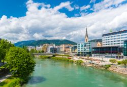 Il fiume Drava e il centro di VIllach, città della Carinzia in Austria - © Rsphotograph / Shutterstock.com