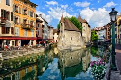Il fiume Thiou nella città vecchia e il Palais de l'Isle a Annecy in Francia - © Mny-Jhee / Shutterstock.com