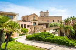 Il giardino del Museo Archeologico Nazionale di Cagliari, nella Cittadella dei Musei, centro storico del capoluogo della Sardegna - © lorenza62 / Shutterstock.com