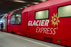 Il Glacier Express transita con carrozze panoramiche attraverso le Alpi svizzere – da St. Moritz a Zermatt (Nella foto) via Coira, con vista sul Cervino.