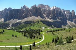 Il Gruppo del Sella in Trentino Alto Adige, e la strada della Val Gardena non lontano da Selva