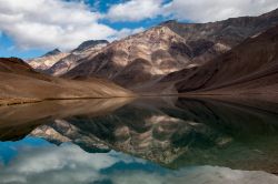 Il Lago della Luna a Lahaul, Himachal Pradesh, India. Questo specchio d'acqua di origine glaciale è incastonato fra vette innevate all'altezza di 4270 metri di altitudine. Il ...