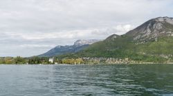 Il lago di Annecy e il villaggio di Annecy-le-Vieux in Francia