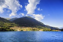  Il Lago di Como e la cittadina di Ossuccio - © StevanZZ / Shutterstock.com